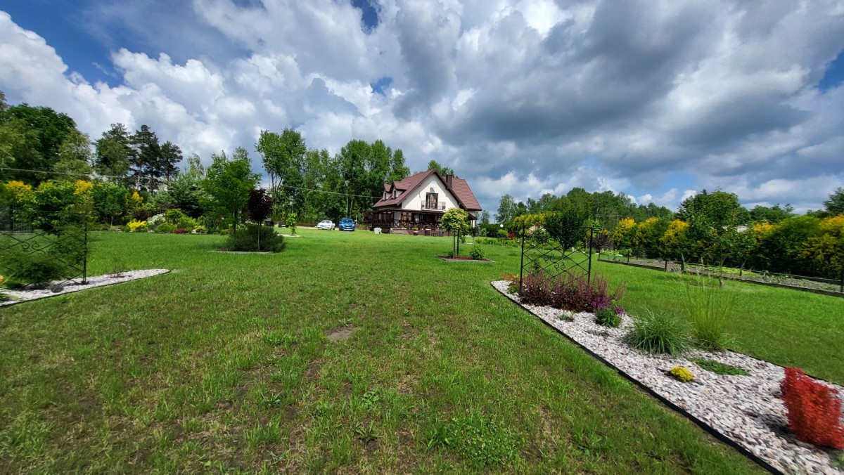 Własny staw, ogrzewanie gazowe.