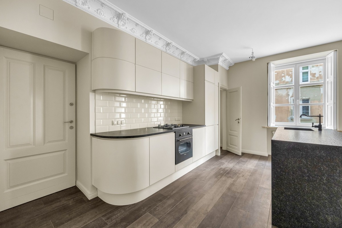Przestronny apartament w kamienicy tuż przy metrze