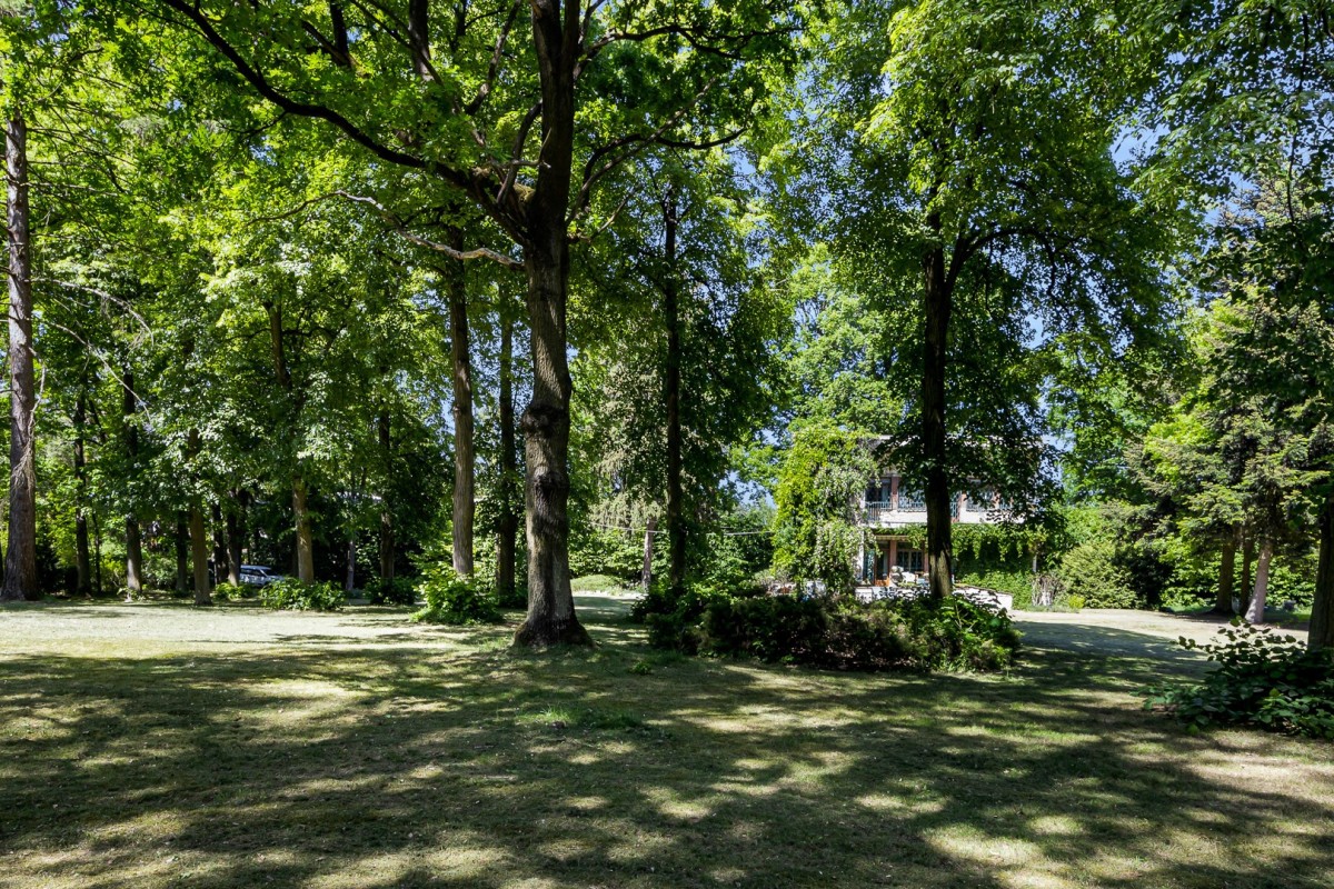 Rezydencja z ogrodem 12 0000 m² / Wawer