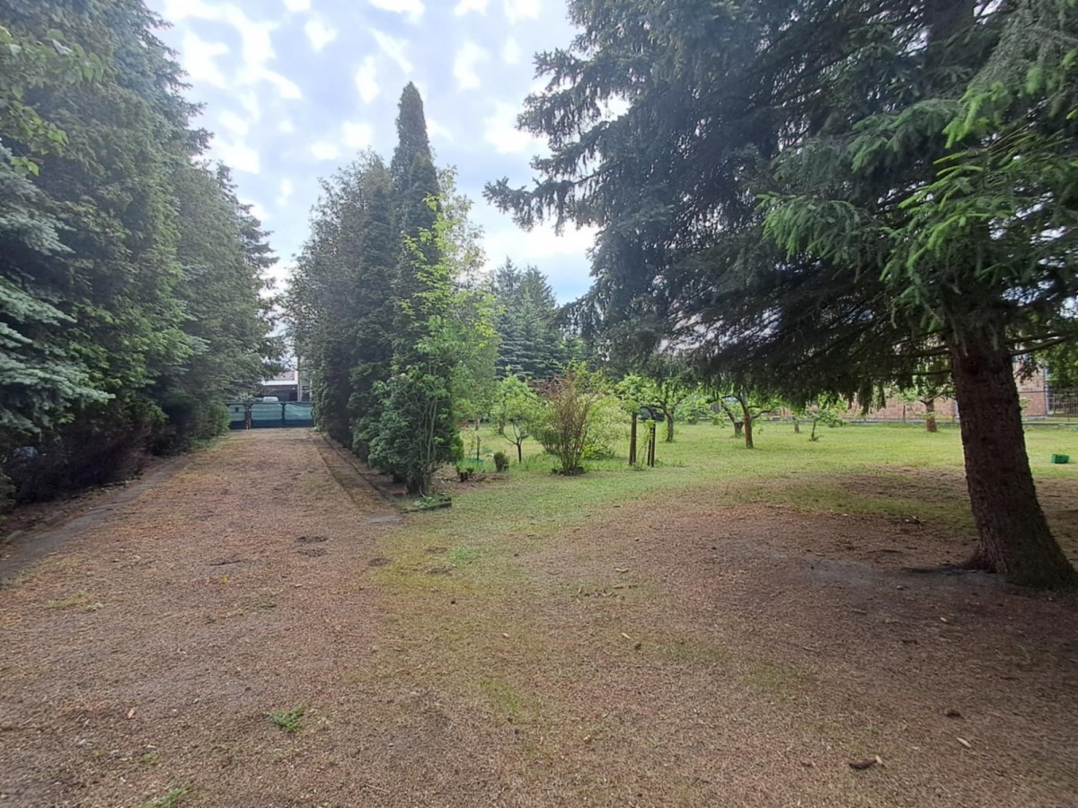 Zakręt działka 2100 m2 , zabudowana