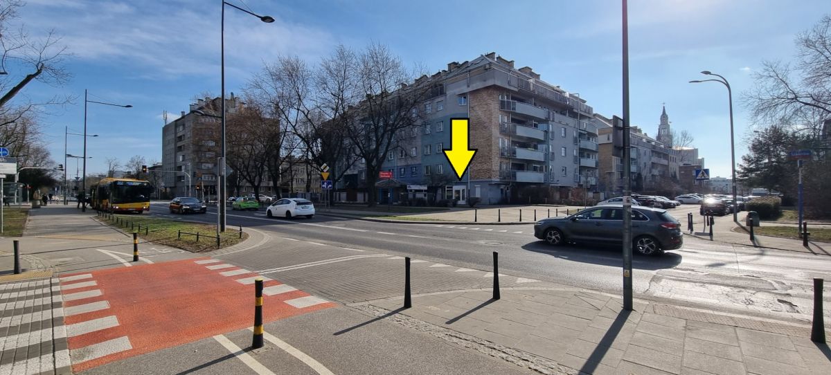 Witryna. Przy głównej ulicy. Na rogu.