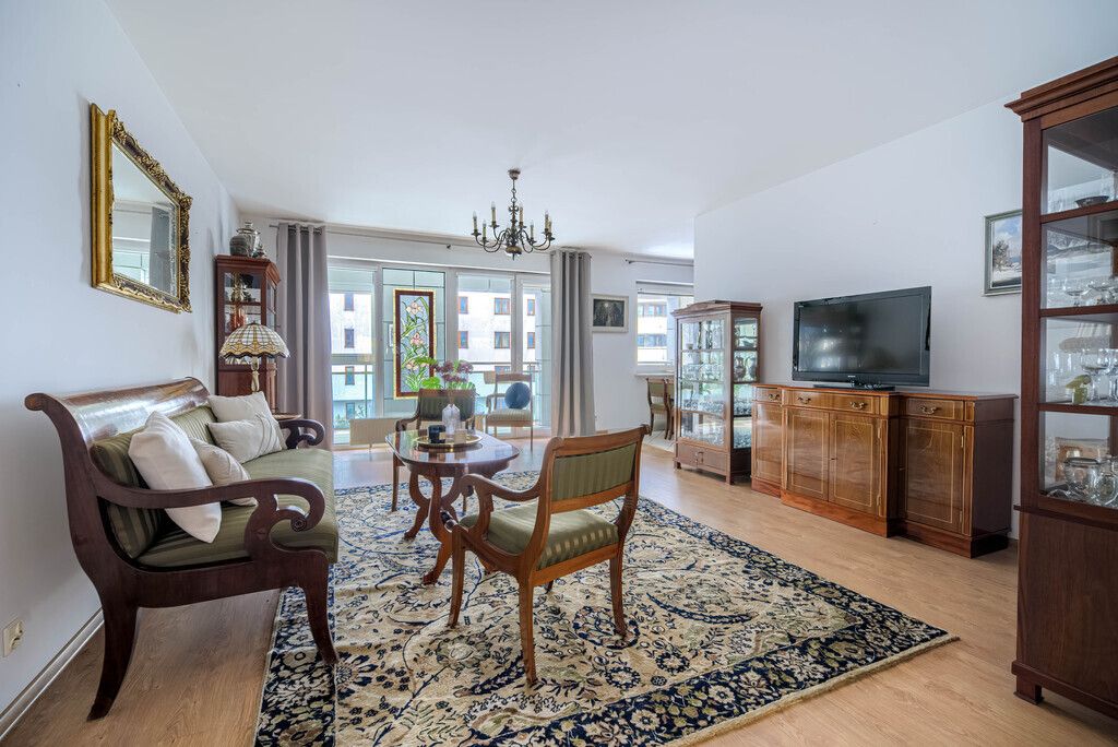Wygodny, elegancki apartament przy samym metrze