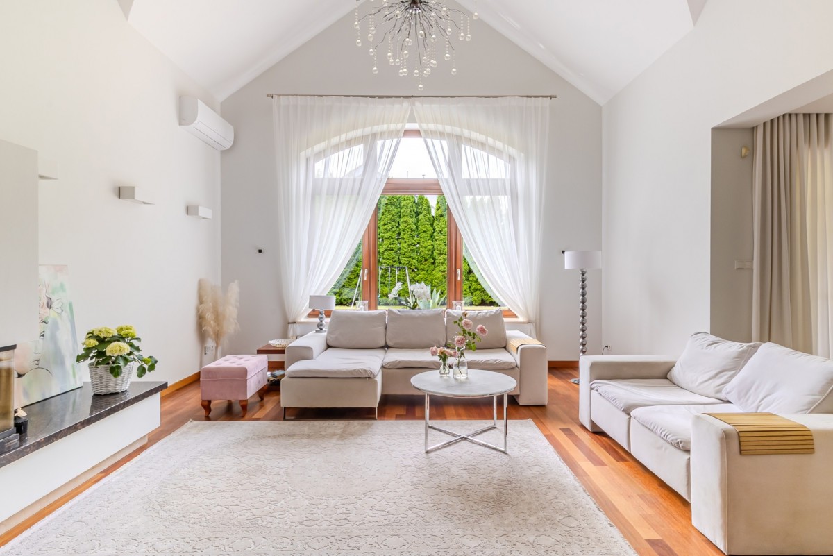 Dom z klasą w zielonym Janowie – Stare Babice