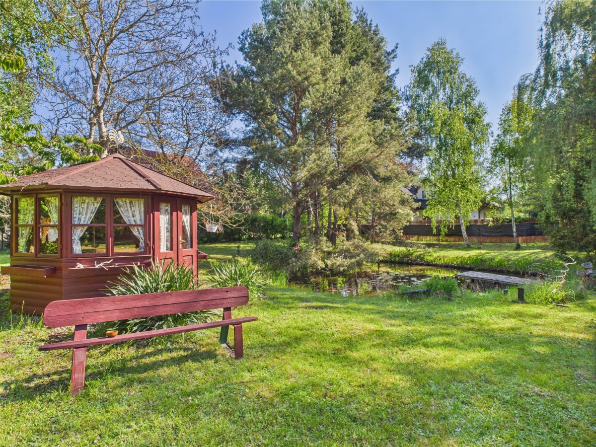 działka budowlana z oczkiem wodnym i altankami