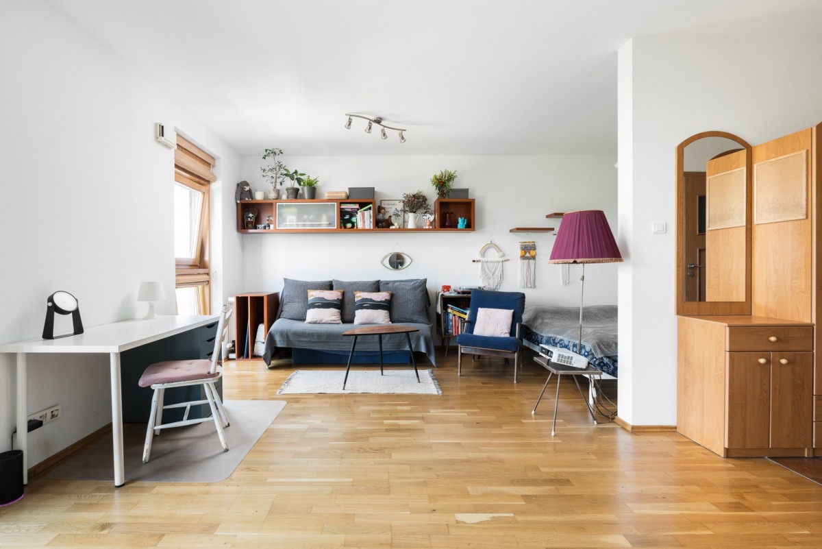 Duża kawalerka w apartamentowcu