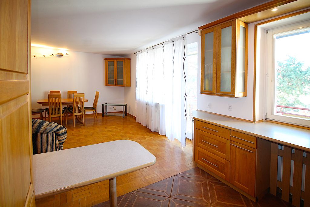 > > Duże 2-poziomowe mieszkanie, 2 łazienki, garaż