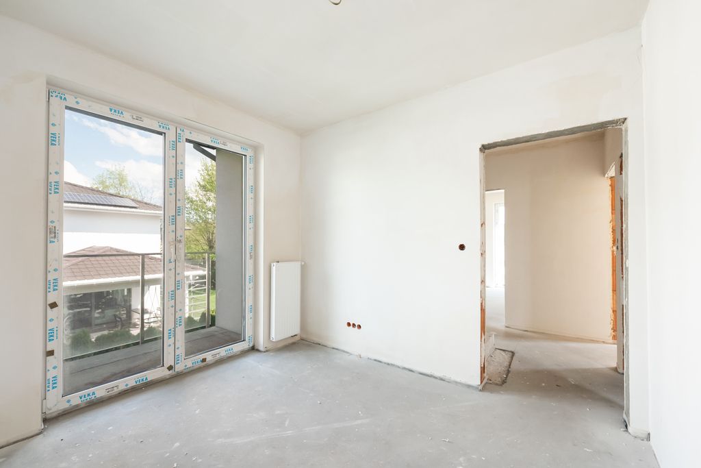 Dom szeregowy z ogródkiem w stanie surowym