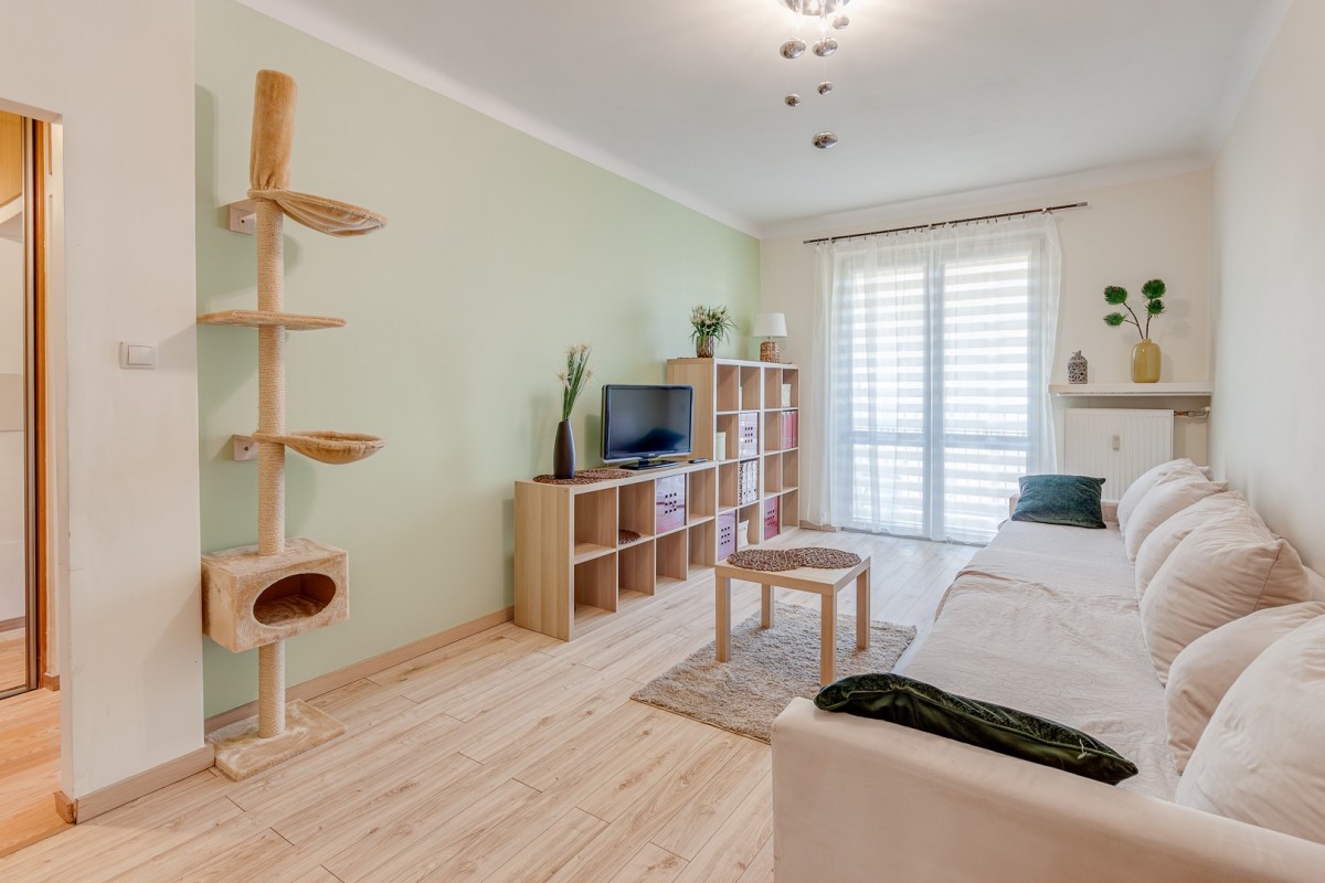 Dw. Wileński , 1 pokój , oddzielna kuchnia, balkon