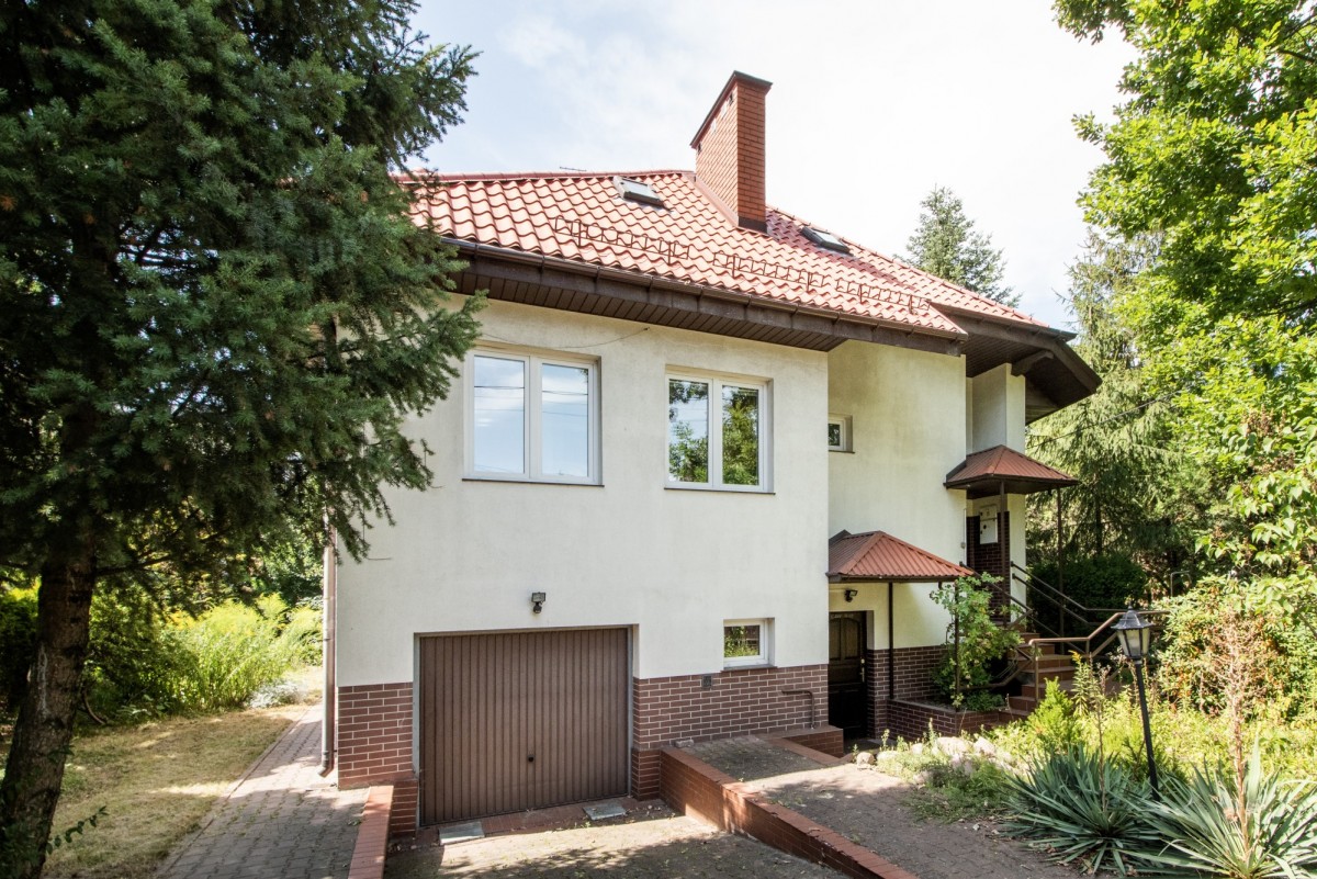 DOM Z GARAŻEM, WYJĄTKOWYM OGRODEM I FOTOWOLTAIKĄ