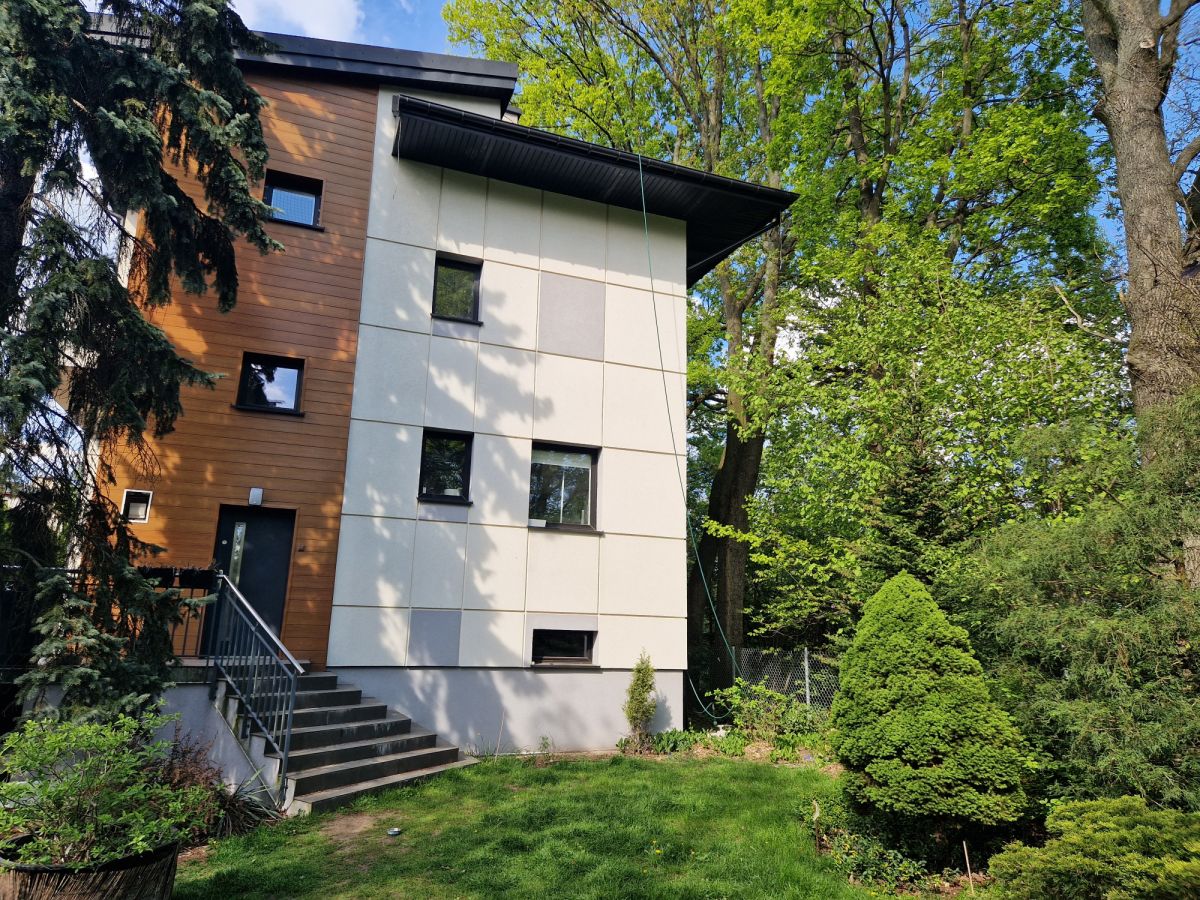 Dom wolnostojący. Duża działka