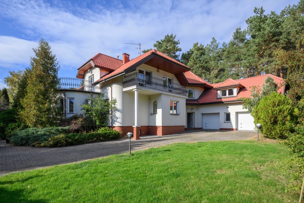 Wyjątkowy Dom z Ogrodem i Kortem Tenisowym.