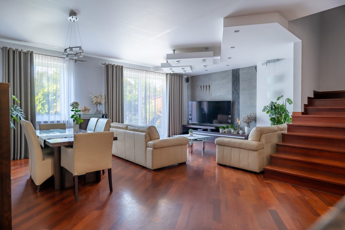 Komfortowy dom rodzinny z tarasem i ogrodem