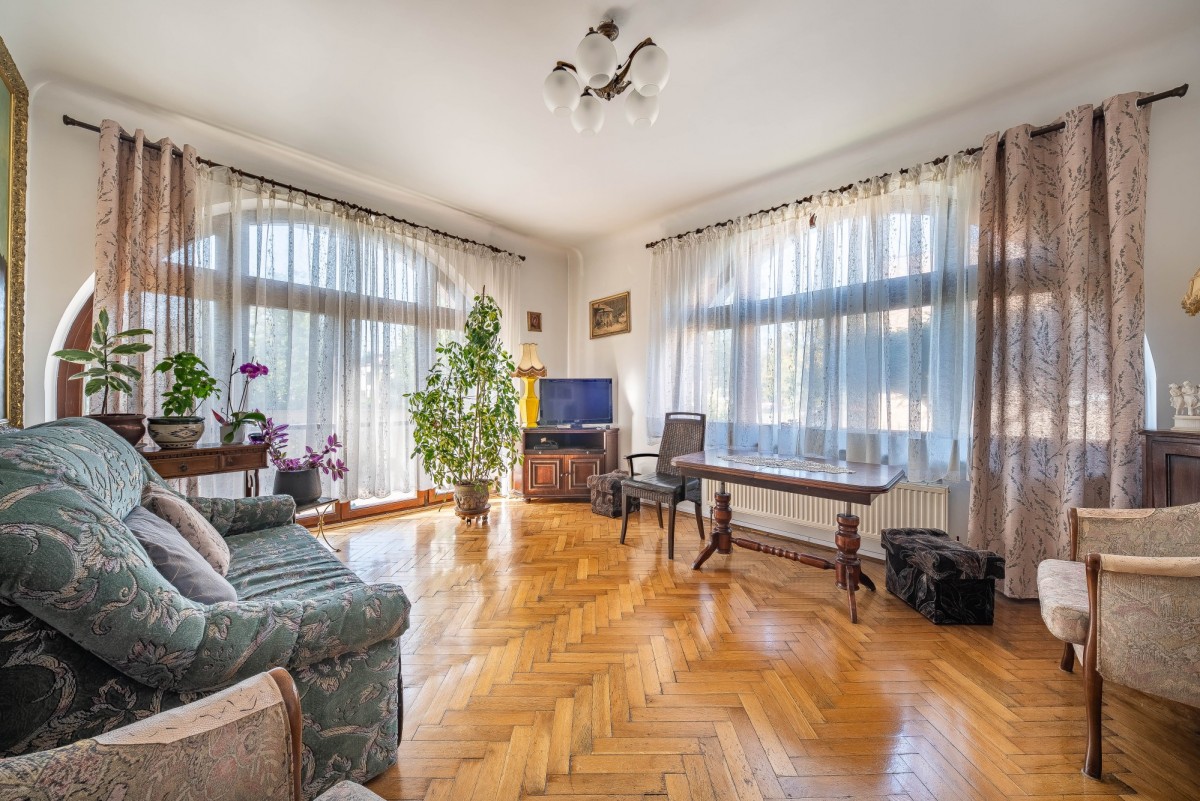 6 LOKALI MIESZKALNYCH W KAMIENICY