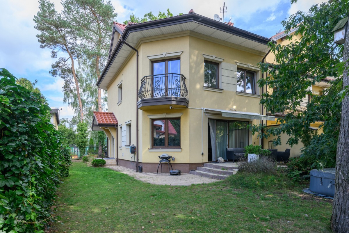 Duży dom w willowej zabudowie bliźniaczej