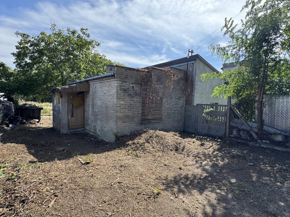 Mały dom do remontu na działce budowlanej
