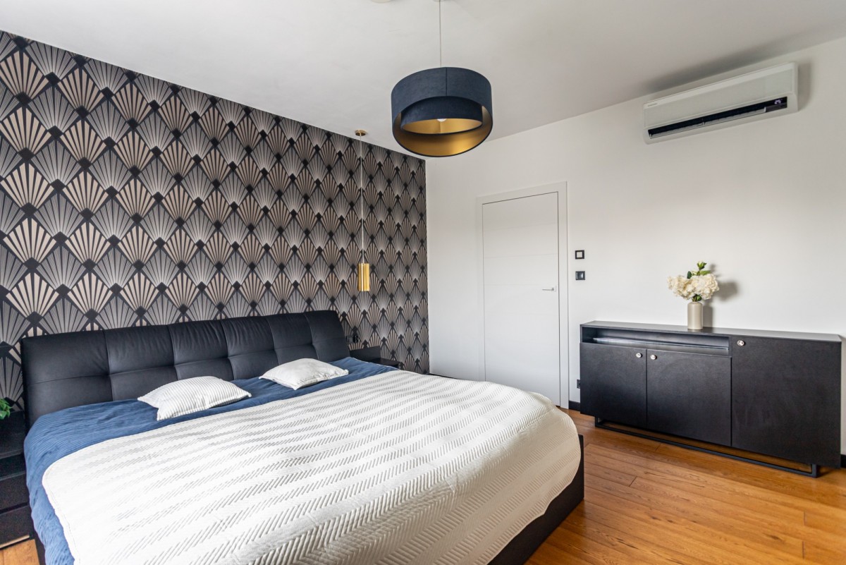 Nowoczesny dom w Błoniu z ogrodem, sauną i jacuzzi