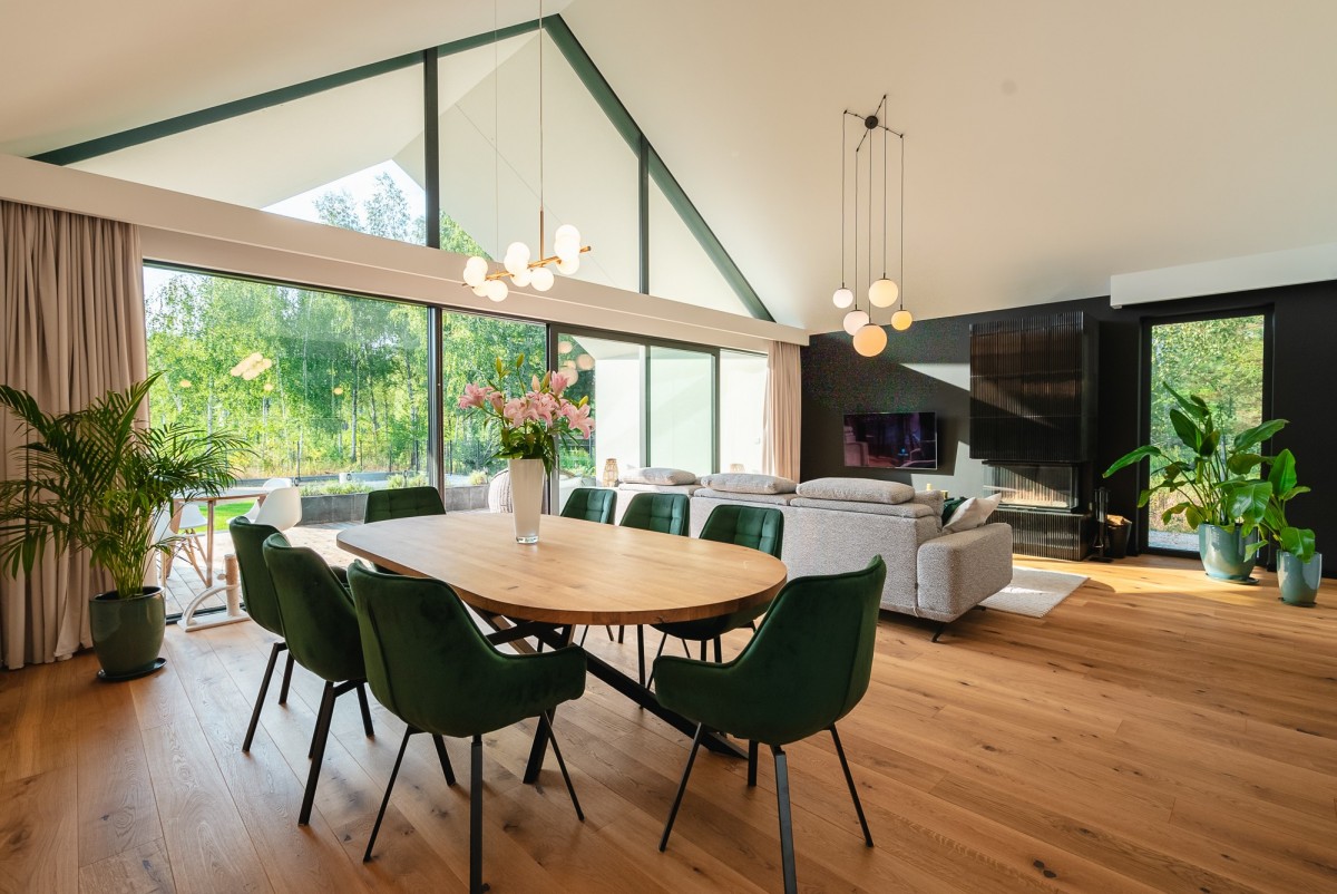 Dom z basenem w Kawęczynku – luksus i natura