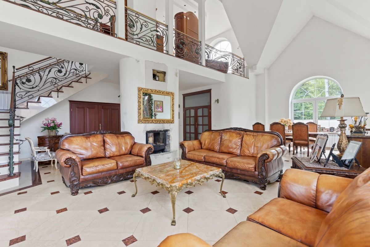 Dom z ogrodem i dwukondygnacyjnym salonem