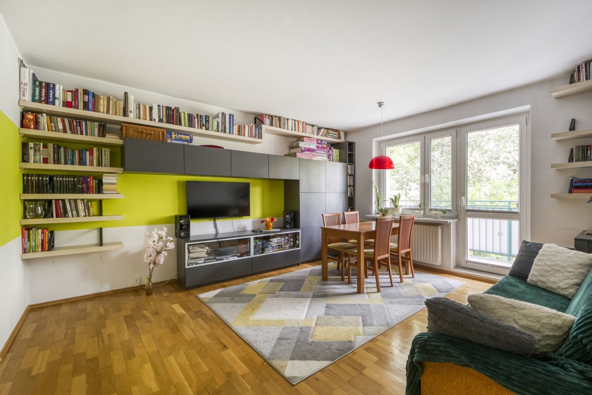 cichy parter z podjazdem na zielonym osiedlu.