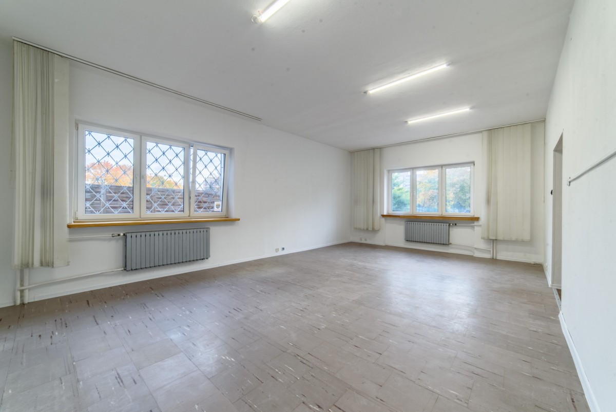 Lakal z osobnym wejściem i oknami na ulicę