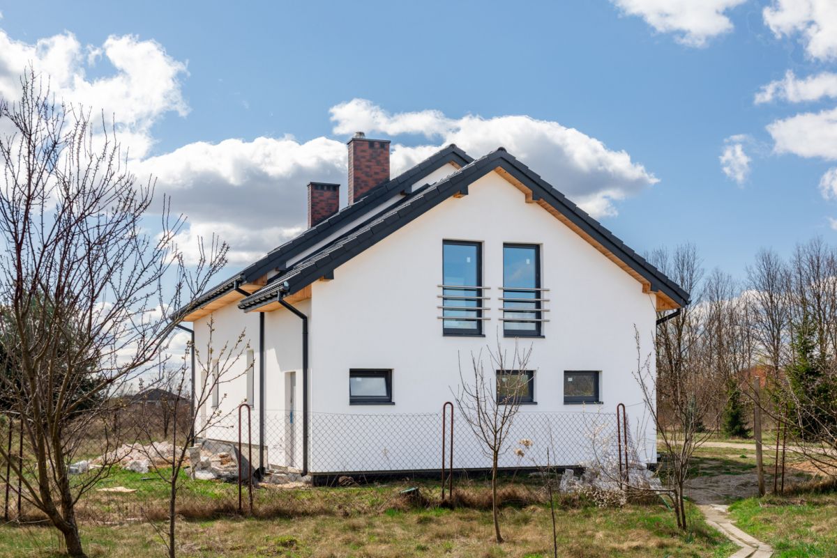 Dom wśród zieleni, blisko Warszawy, stacja PKP