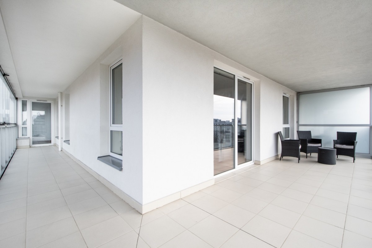 Taras 32 m² – 4 pokoje – apartamentowiec