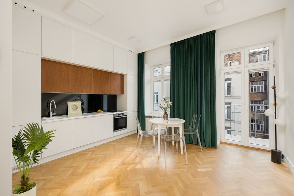 Zrewitalizowana kamienica, 330 cm wysokości, Metro