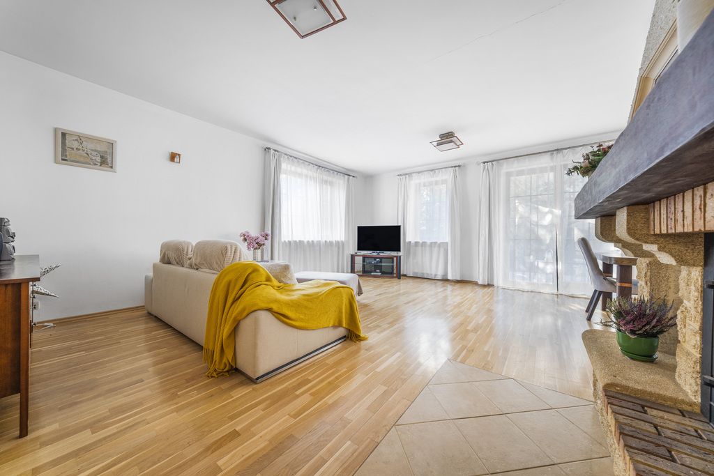 Sprawdź >>> Dom wolnostojący, 6 pokoi, 2 garaże