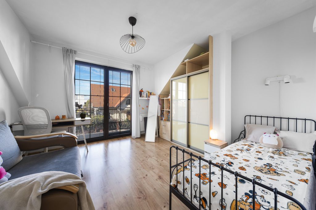 Sprawdź >>> Dom wolnostojący, 6 pokoi, 2 garaże