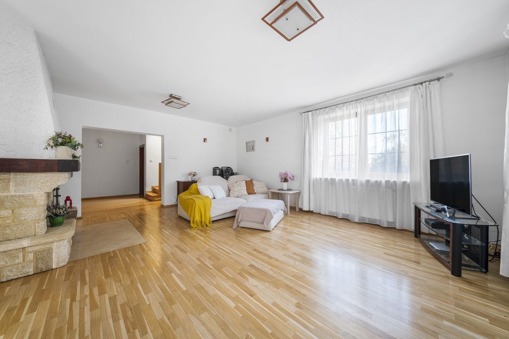 Sprawdź >>> Dom wolnostojący, 6 pokoi, 2 garaże