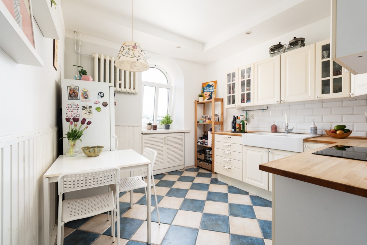 Przestronna kawalerka przy Placu Konesera