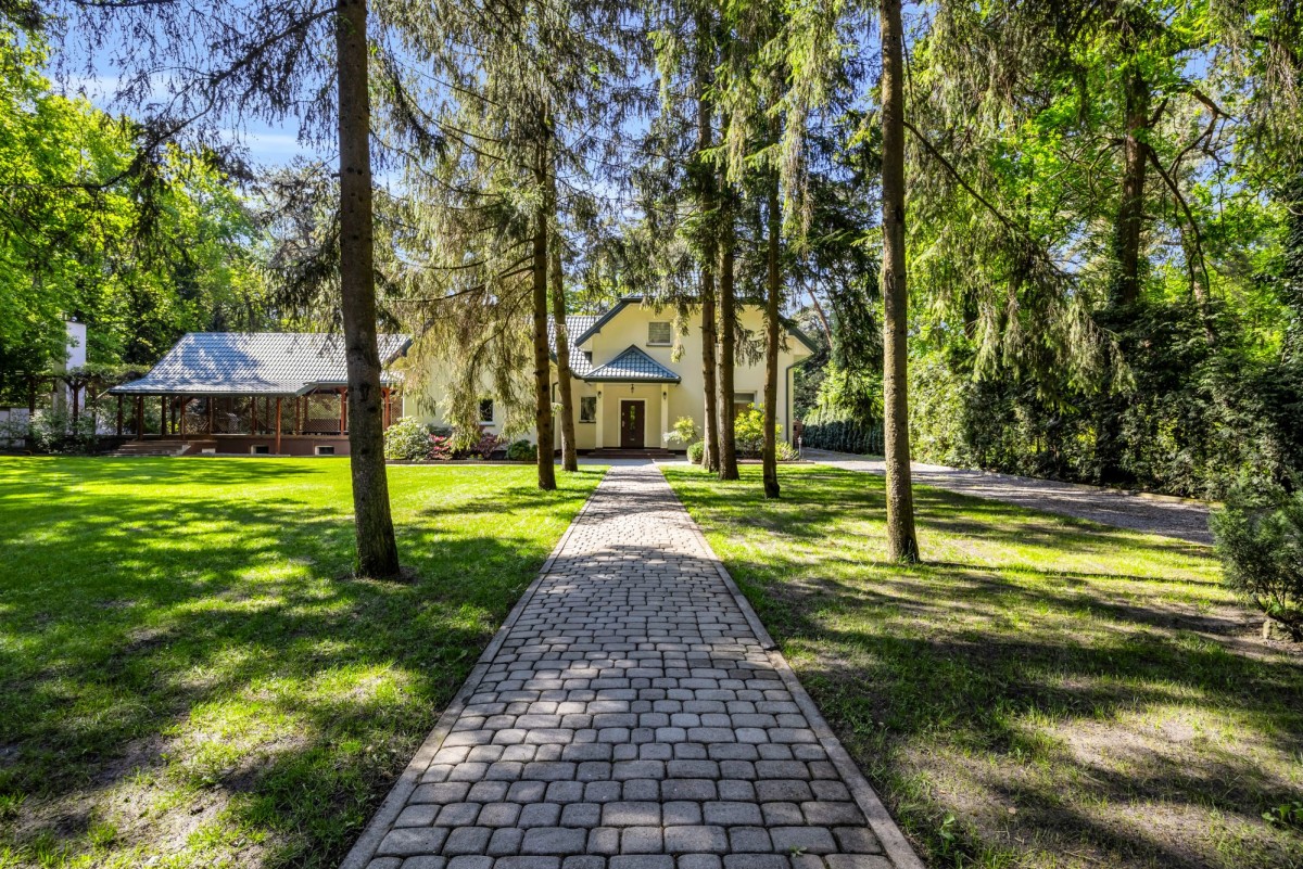 Rezydencjonalna działka z domem w strefie A