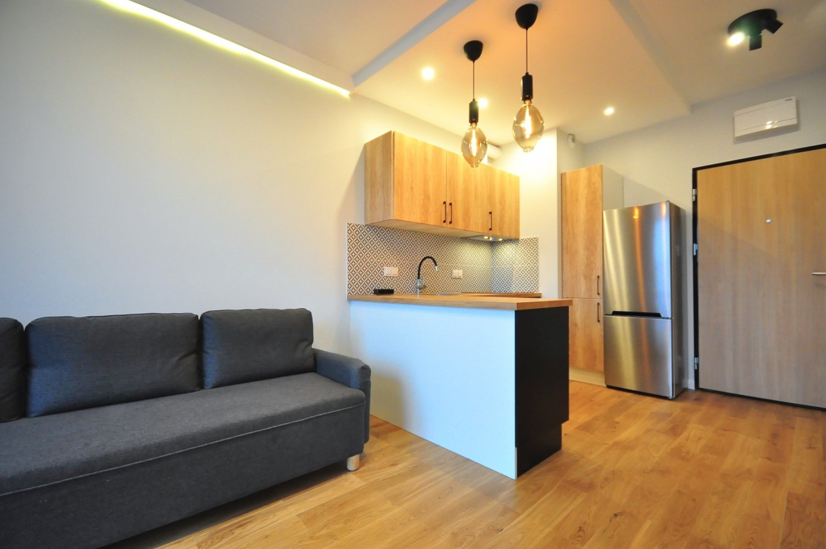 Kawalerka z sypialnią, balkonem i garażem.