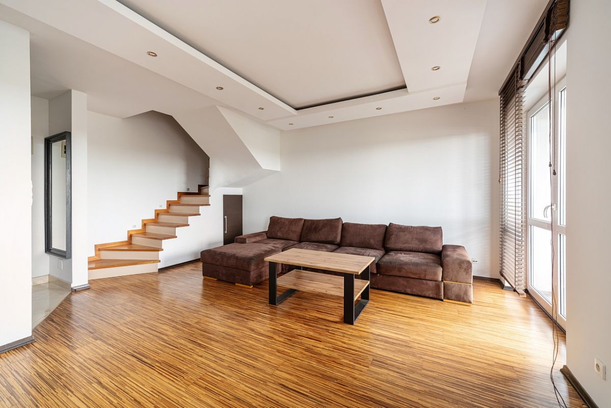 Dwupoziomowe mieszkanie z garażem i 2 balkonami