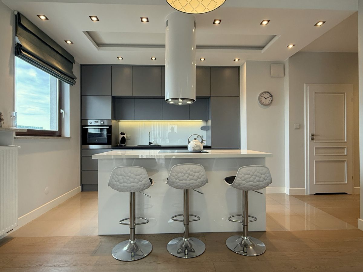 3-pok. doskonała lokalizacja, wysokie piętro.