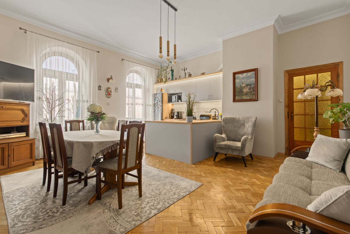 Wysokie mieszkanie w kamienicy w Śródmieściu Płd.