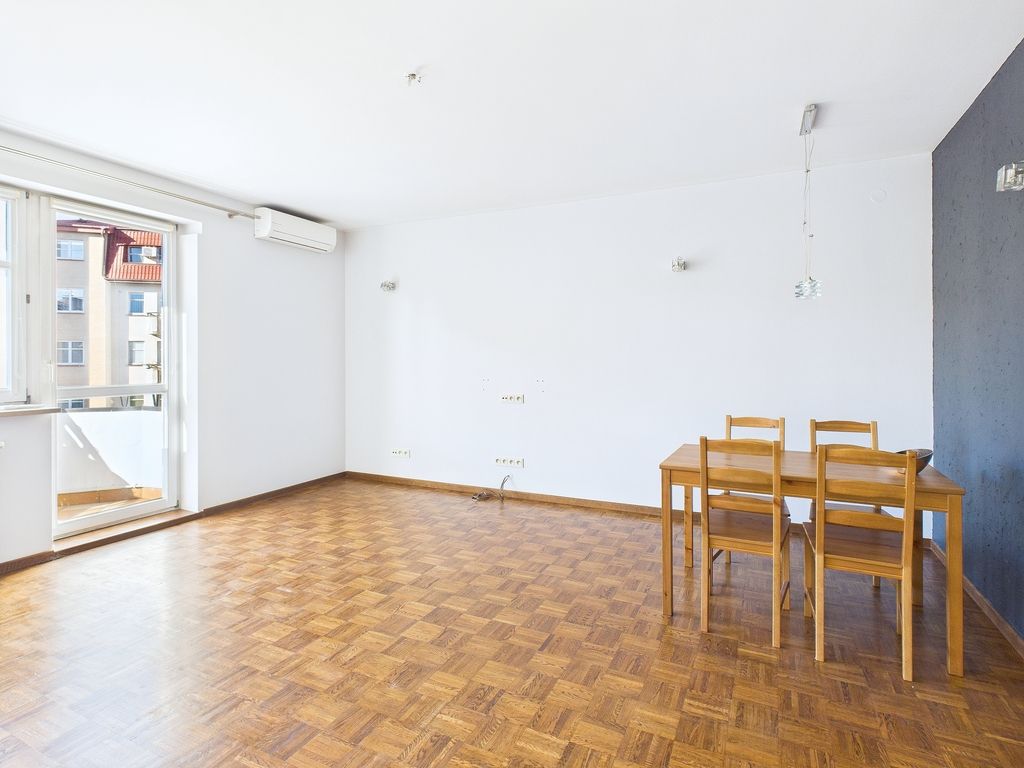 2 pokoje  jasne  balkon  klimatyzacja  garaż