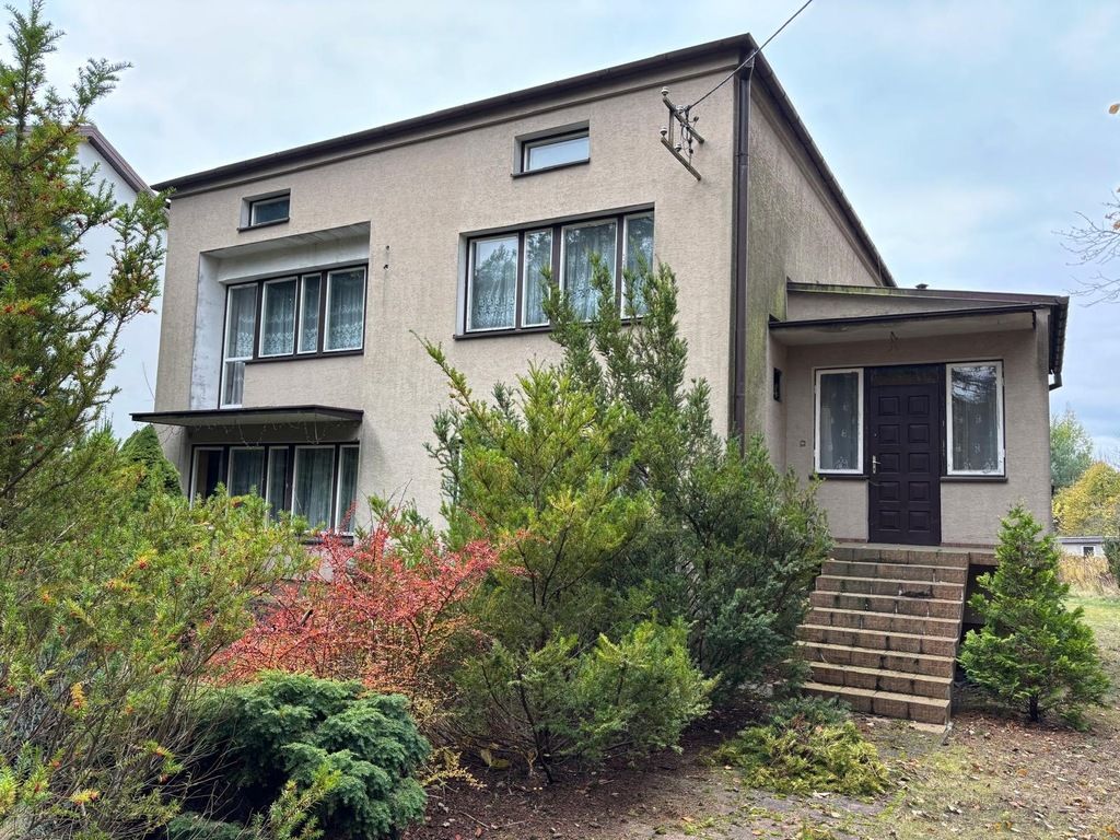 Dom z dużym ogrodem w otulinie lasu