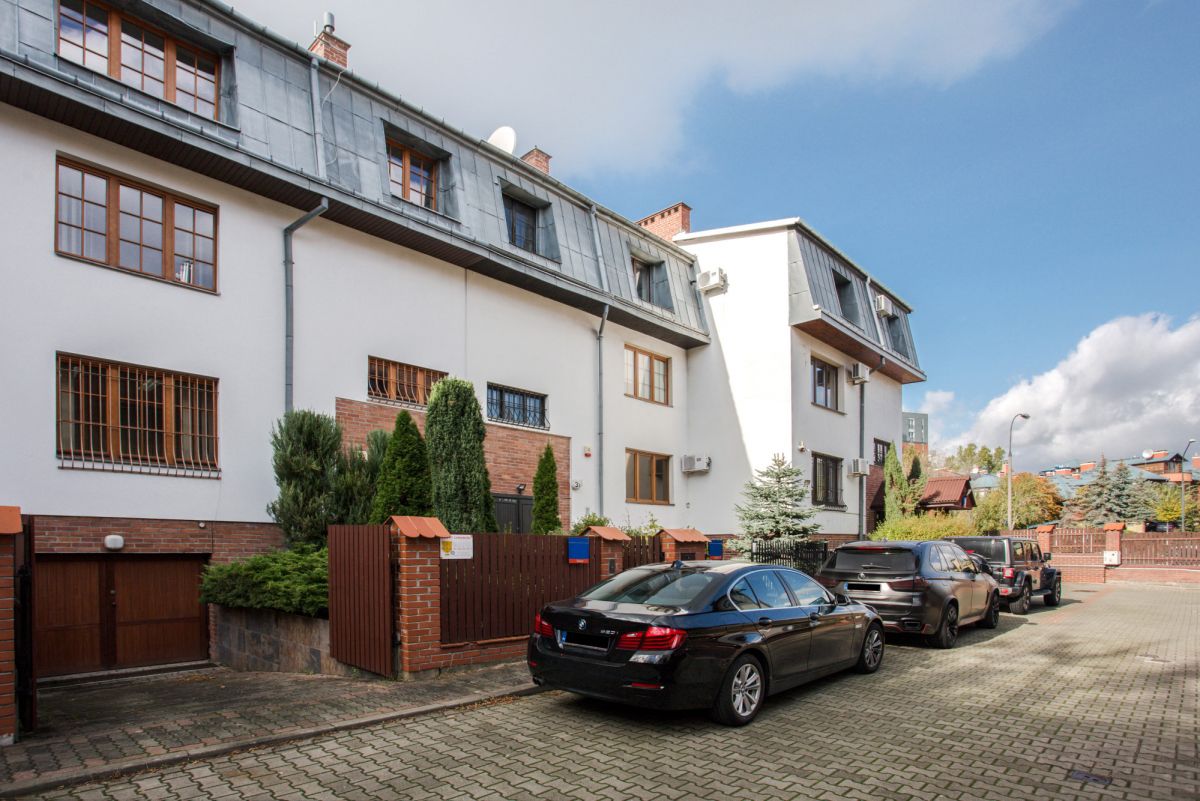 Segment blisko metra | Mahoniowa stolarka | Ogród