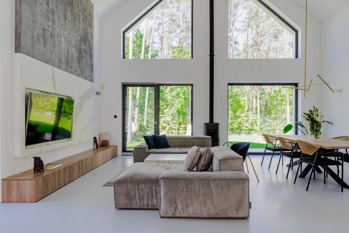 Dom z basenem przy granicy parku krajobrazowego