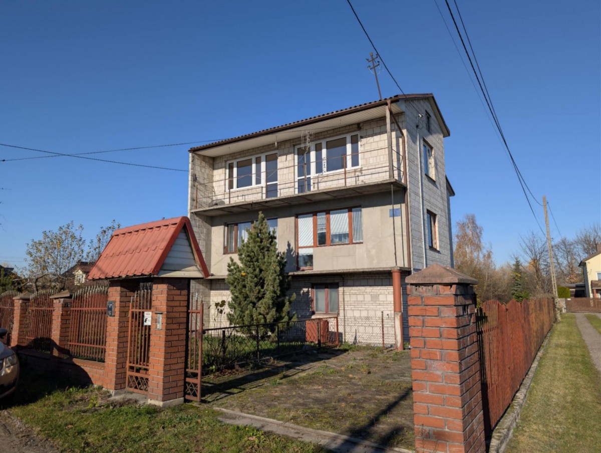 3-piętrowy dom na d. działce w okolicach Wołomina