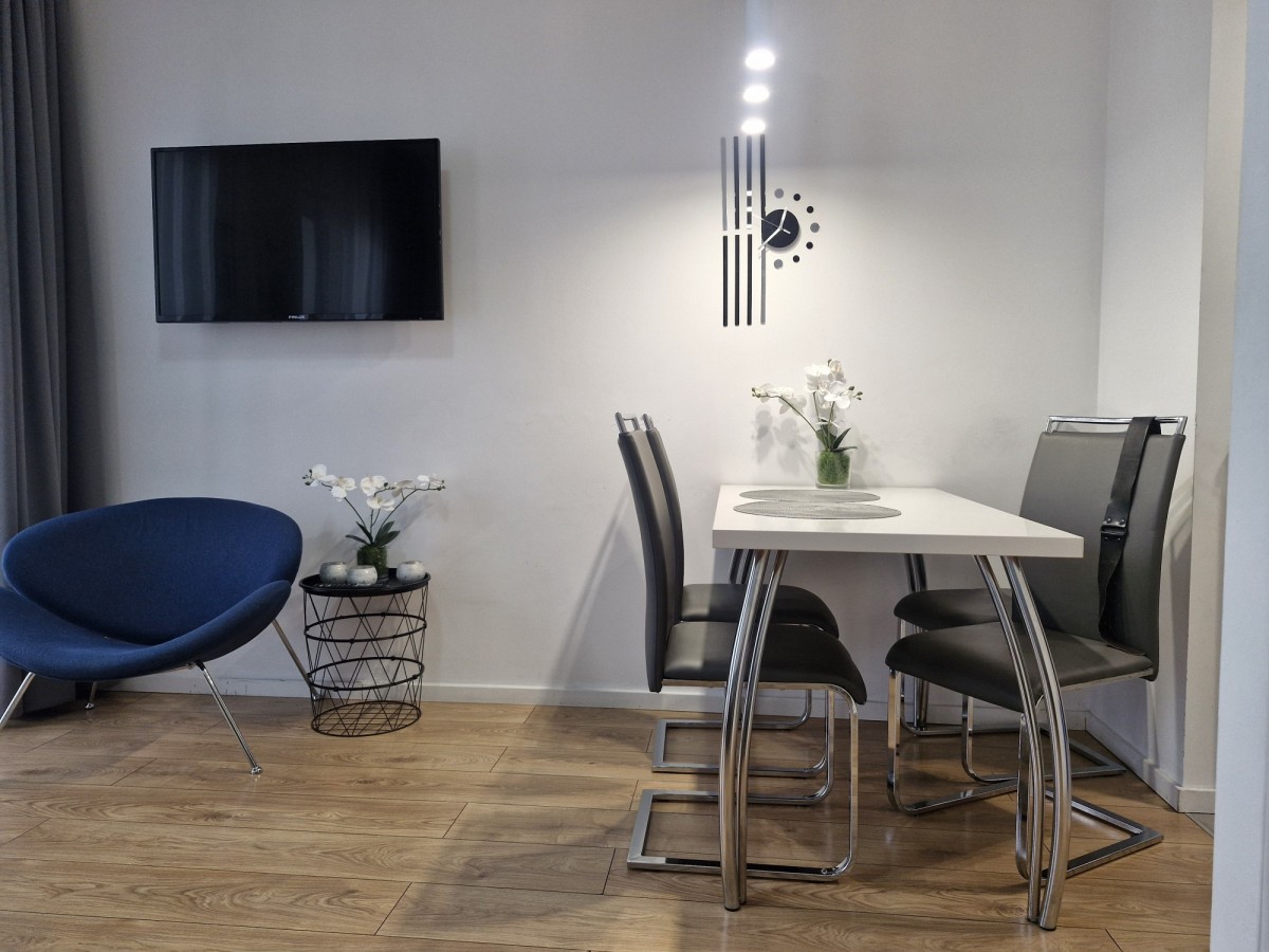 Studio z loggią i garażem w sercu Woli – wynajem.