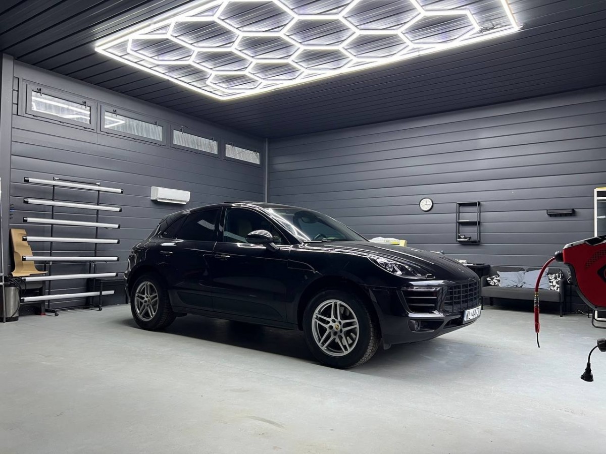 Lokal na Detailing Samochodowy Warszatat Hala