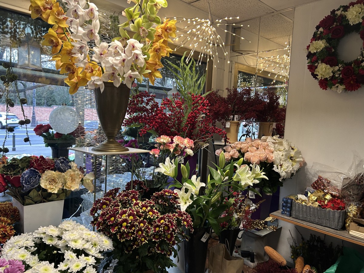 Kwiaciarnia przy Cmentarzu na Powązkach.