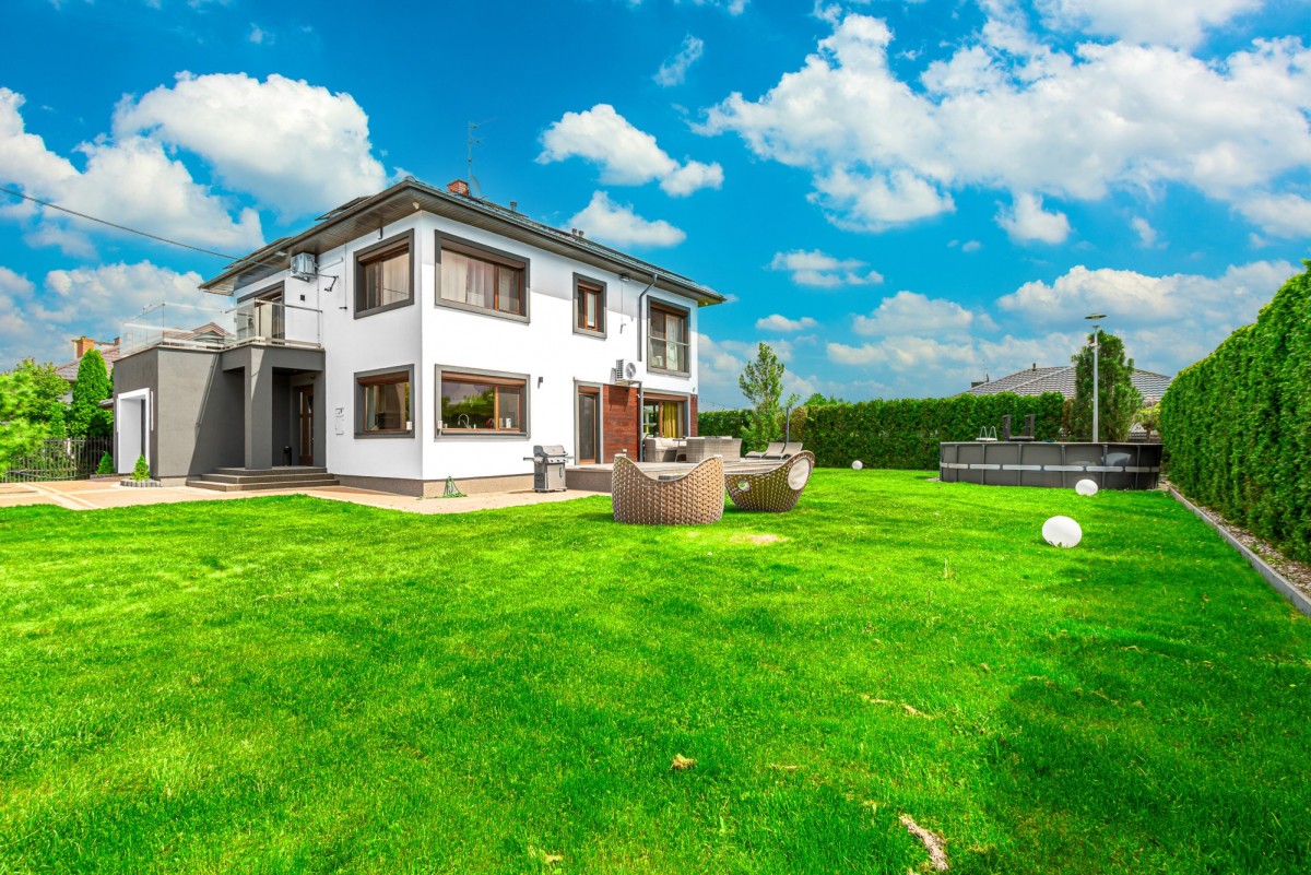 Nowoczesny dom z basenem i jacuzzi