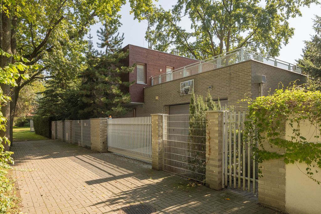 Ekskluzywny dom z dwoma tarasami otoczony zielenią