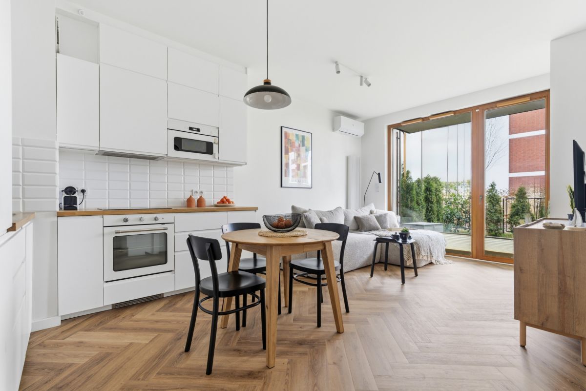 Komfortowe i wyposażone 2 pok z ogrodem, jak nowe