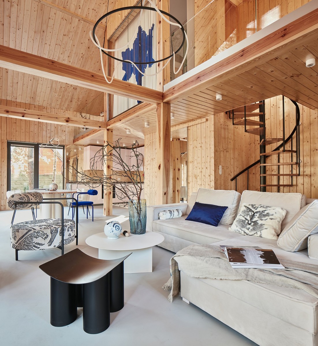 Minimalistyczny dom z tarasem i widokiem na las