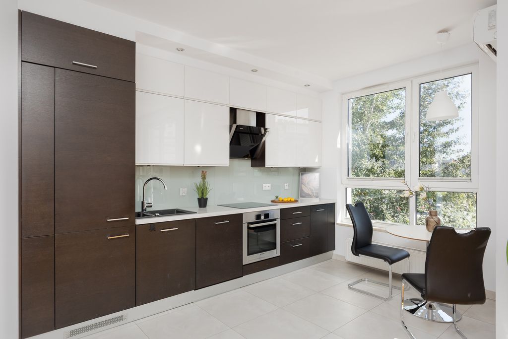 Słoneczne mieszkanie z komórką i garażem