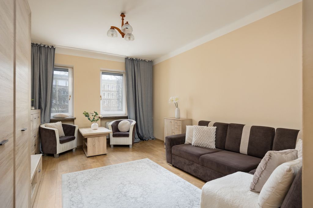 Przy parku i stacji metra  Oddzielna kuchnia